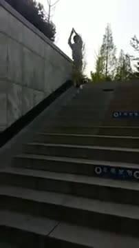 Bajar las escaleras del metro con estilo