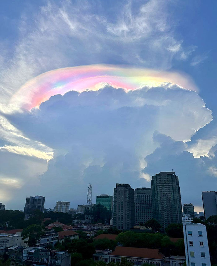 Nube arco iris extremadamente inusual