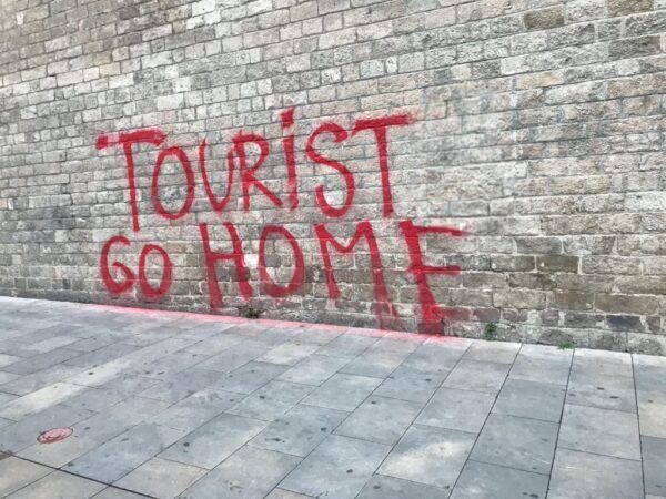 Una pintada con el texto «Tourist go home» podría indicar que ya sólo queda un turista en Barcelona